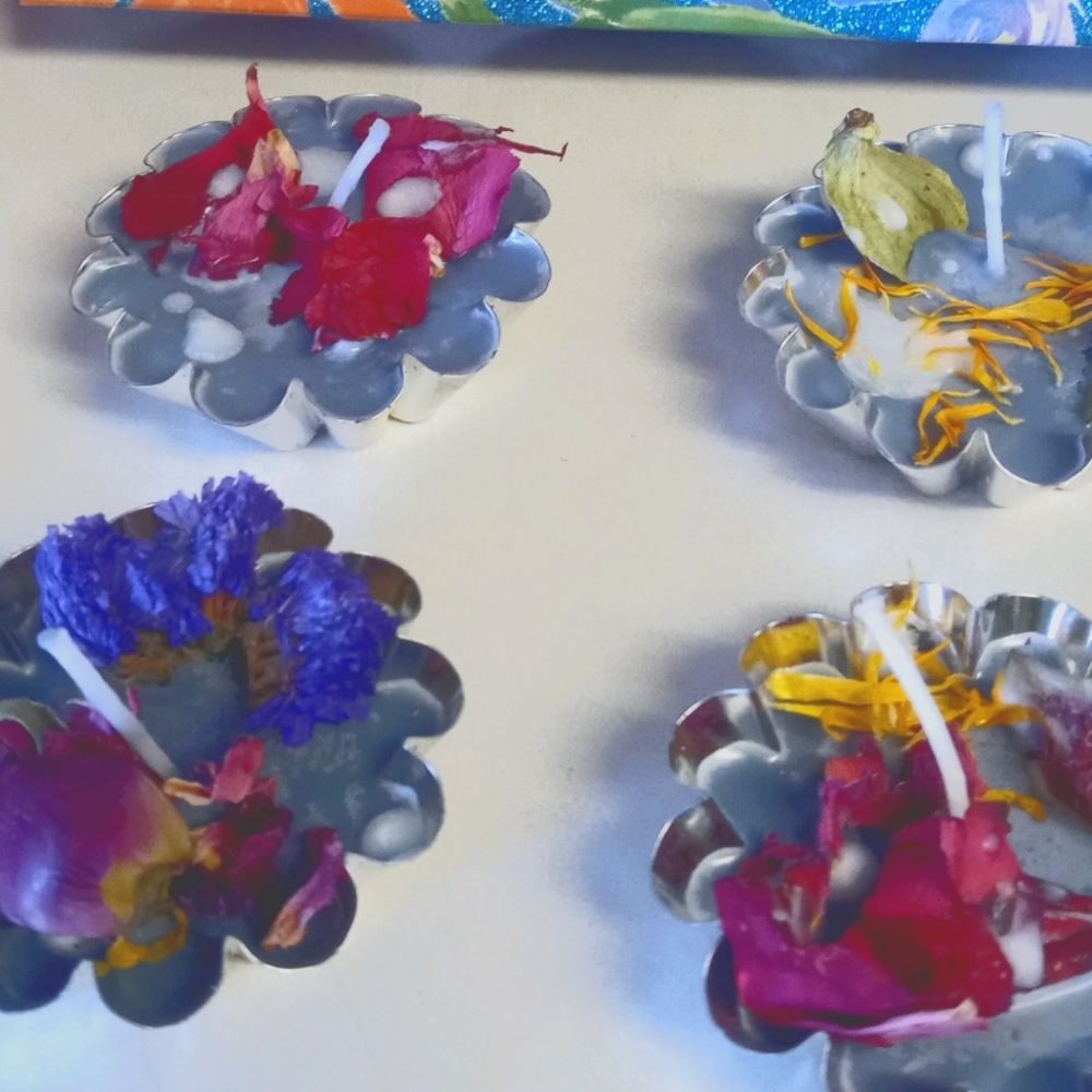 4 Candles Dried Flowers and Soy wax in Thick Tins